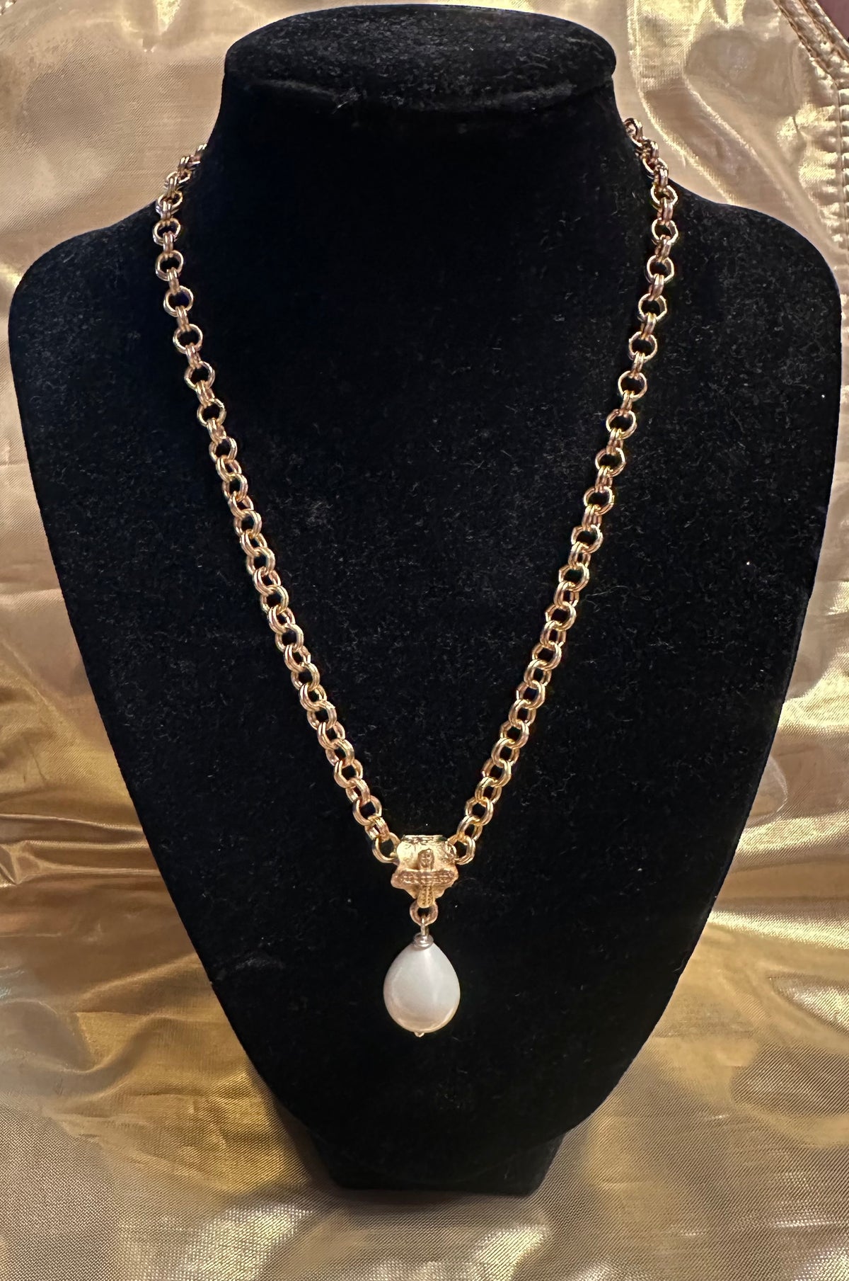 Weisinger Designs Gold Pearl bale pendant necklace